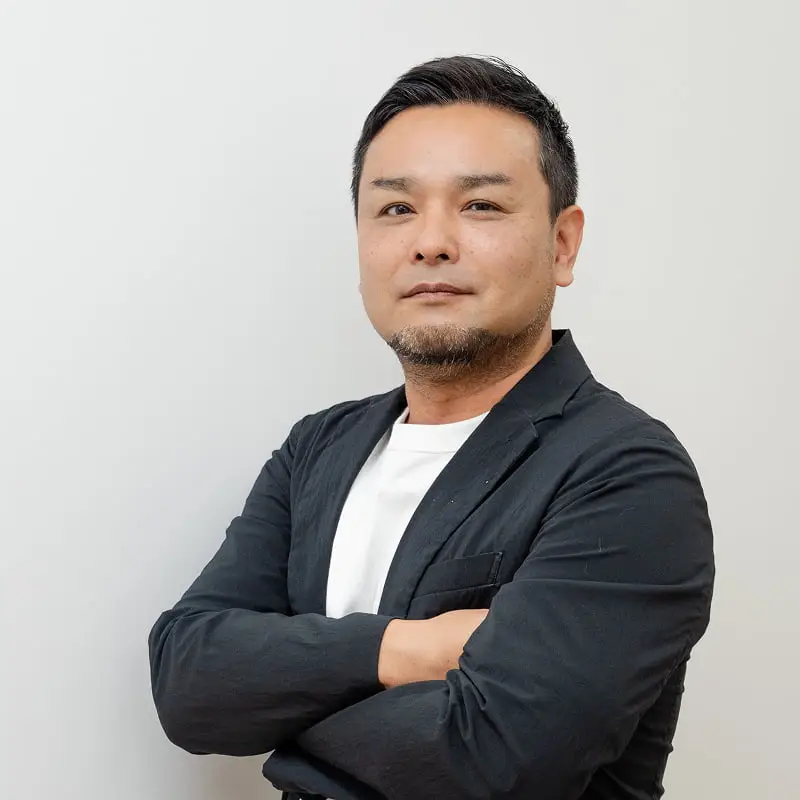 腕を組む男性社員