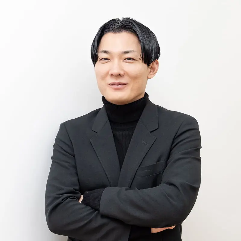 腕を組む男性社員2