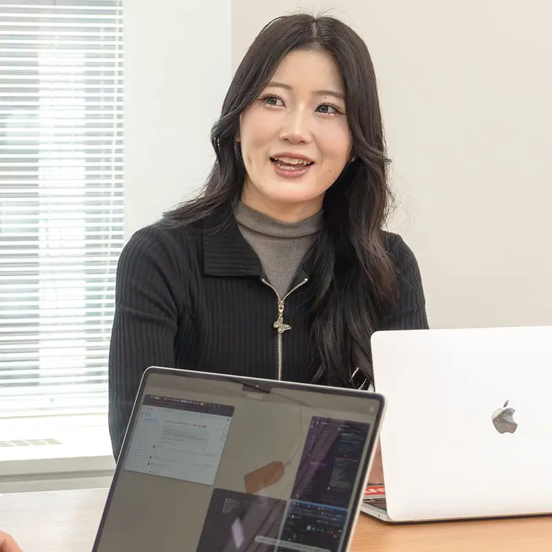 ノートパソコンを操作する女性社員2