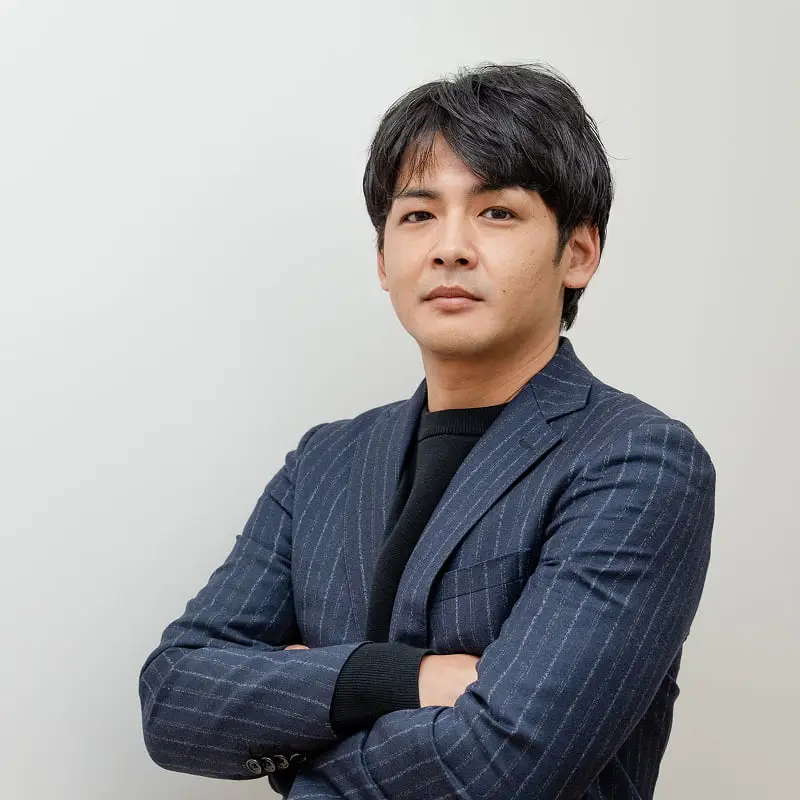 腕を組む男性社員3