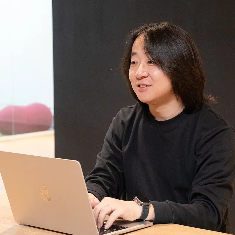 ノートパソコンを操作する男性社員