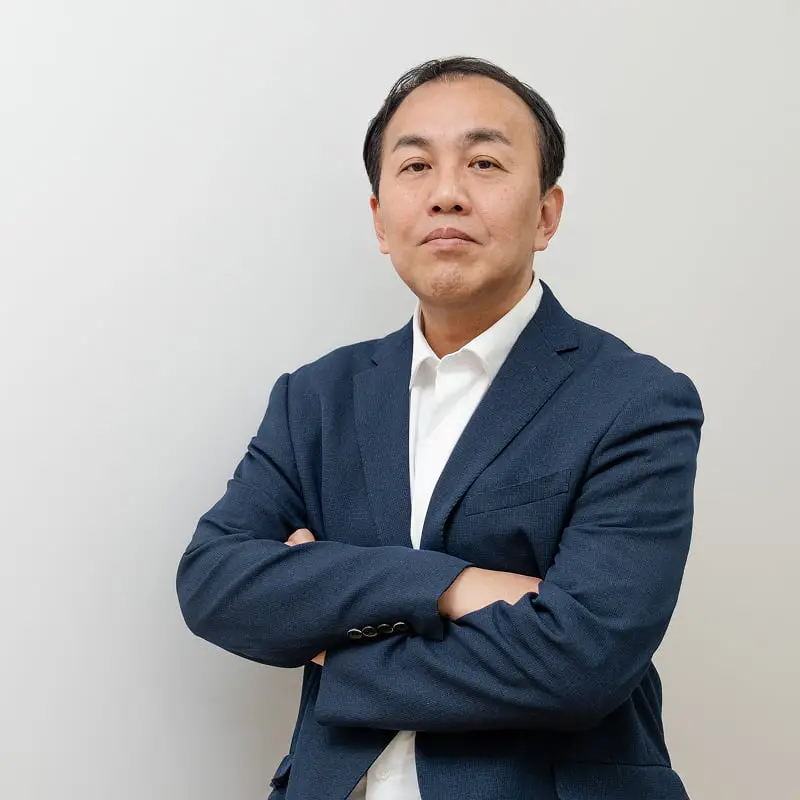 腕を組む男性社員4