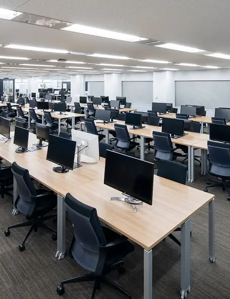 モニターが並ぶ整然としたオフィススペース