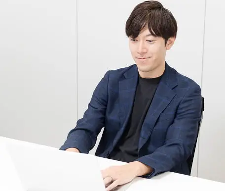 オフィスでノートパソコンを操作する男性ビジネスパーソン