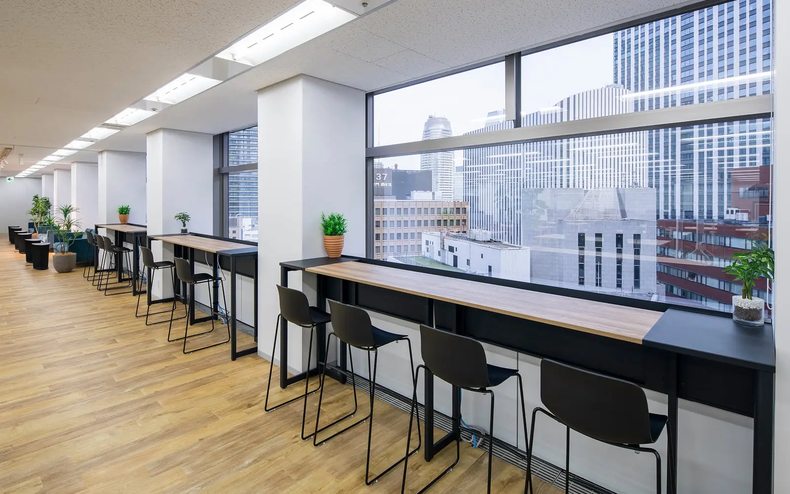 都市の景色を望む明るいオフィススペース