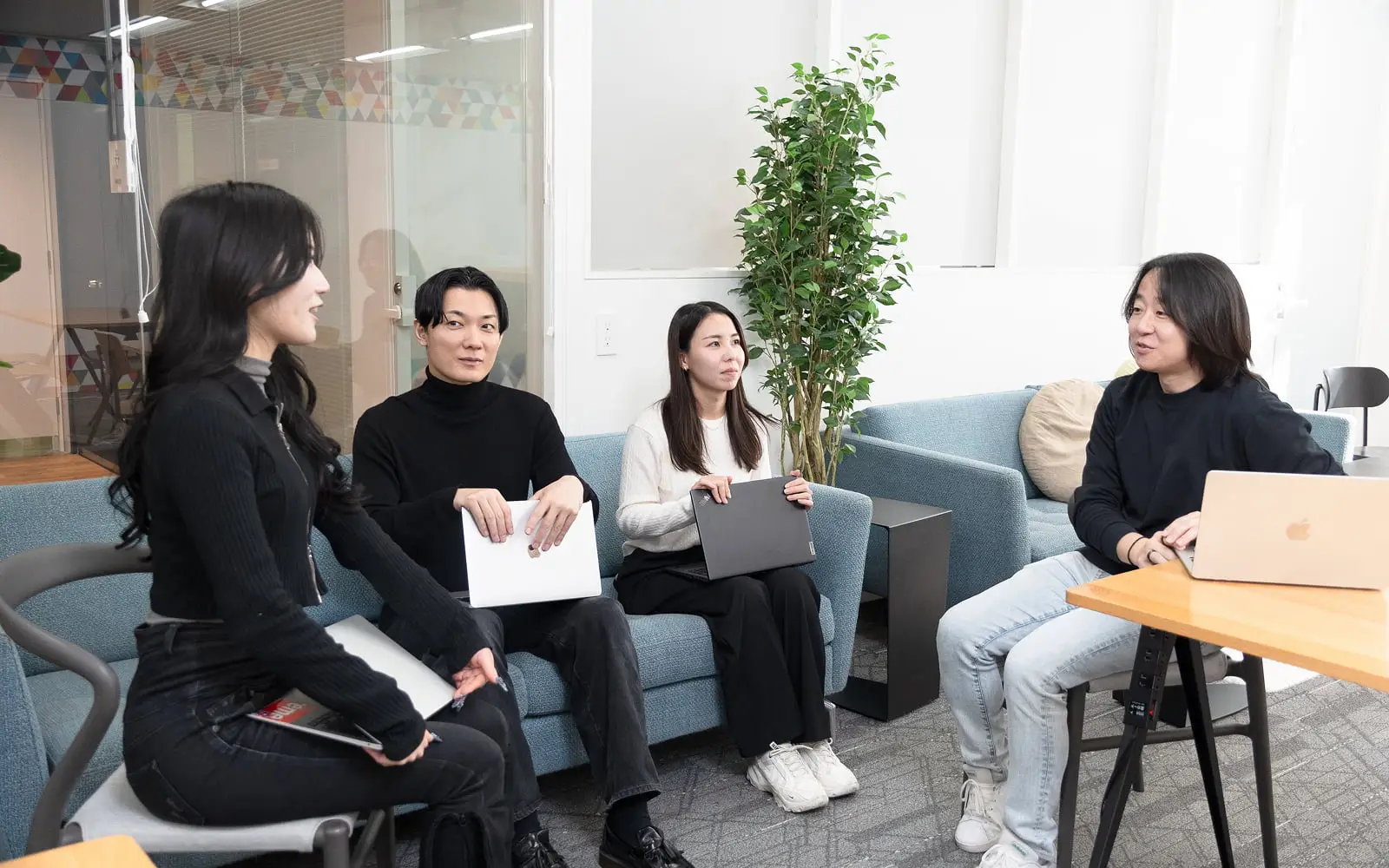オフィスラウンジで協働するチームメンバー